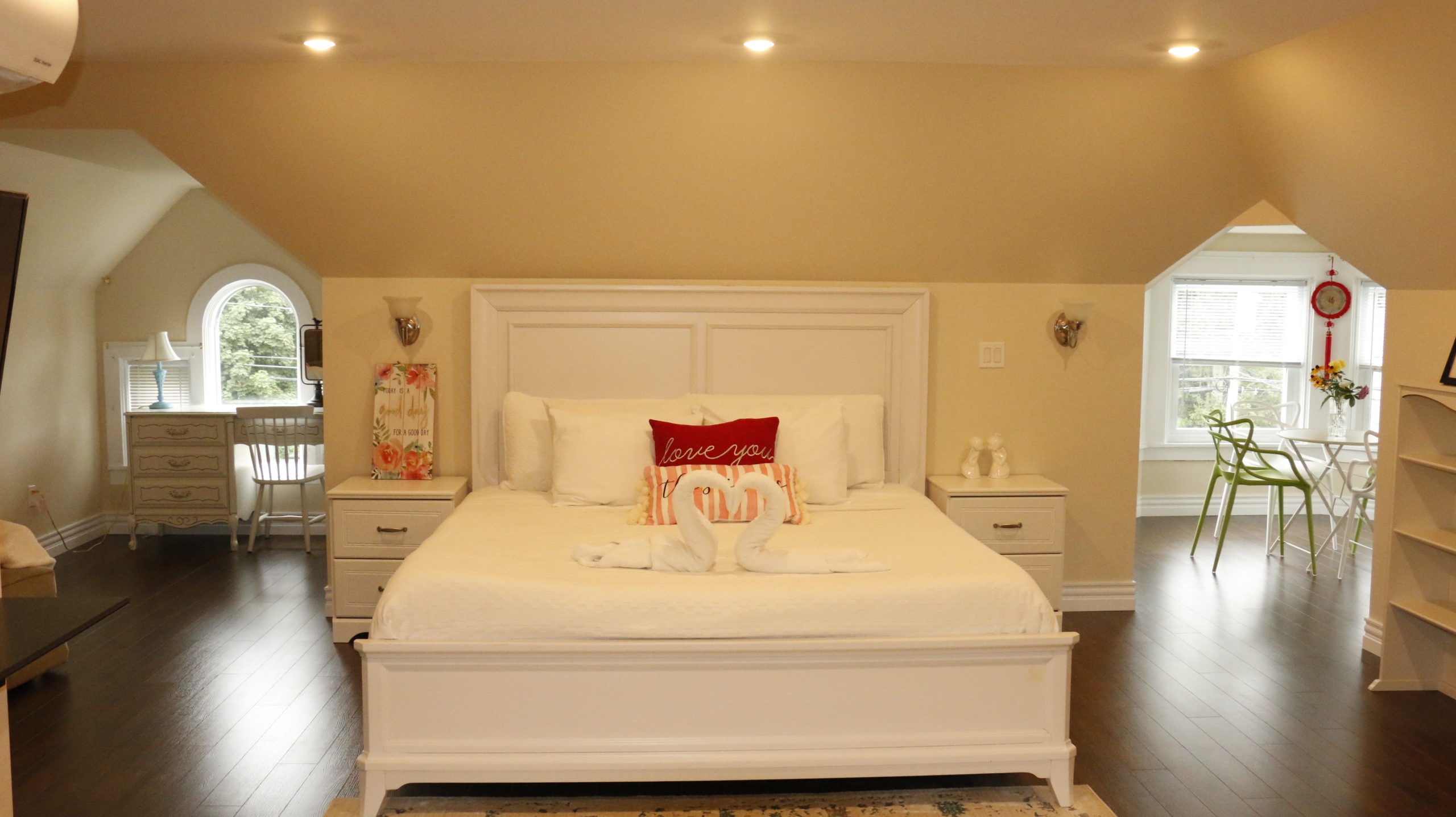 Bliss Carman Suite By The River B&B Suite Whirlpool Tub King Size Bed